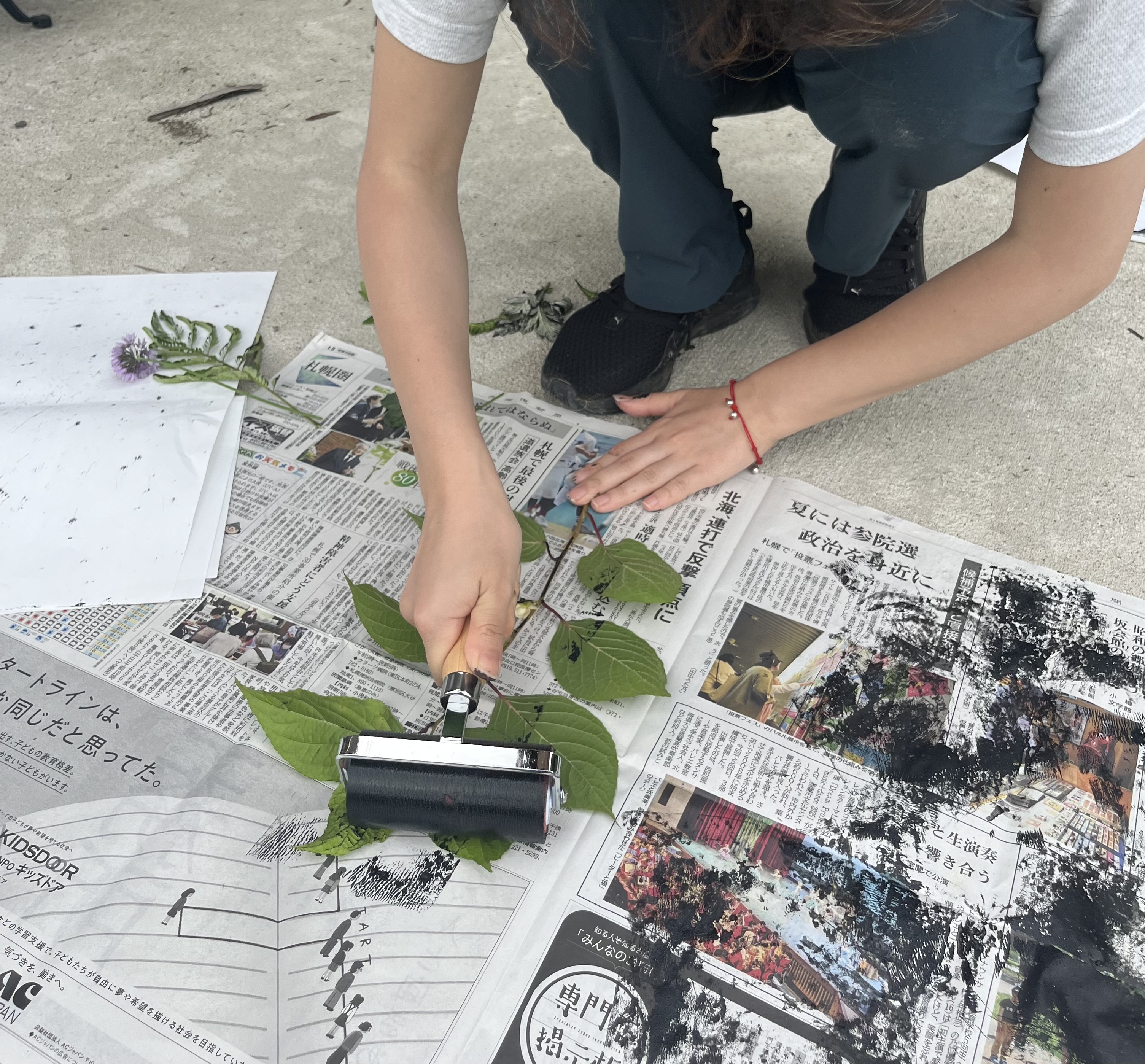 葉にインクを塗る様子