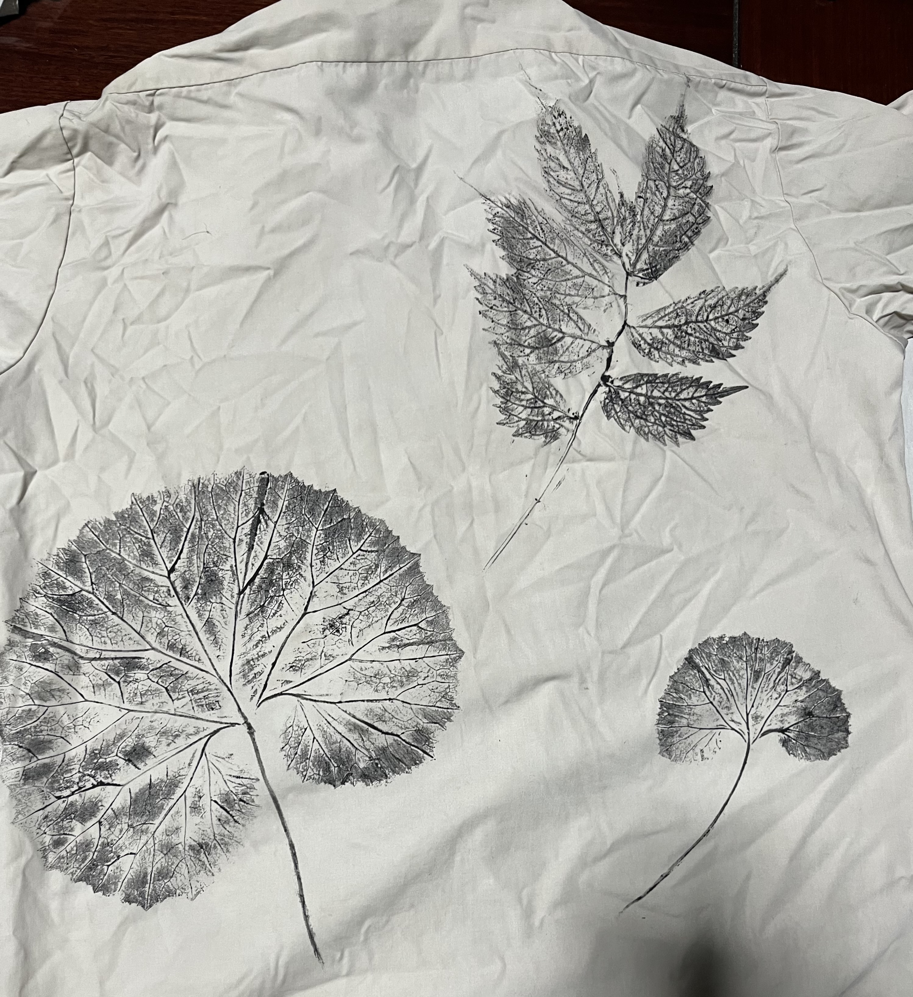 制服シャツの着画（背面）